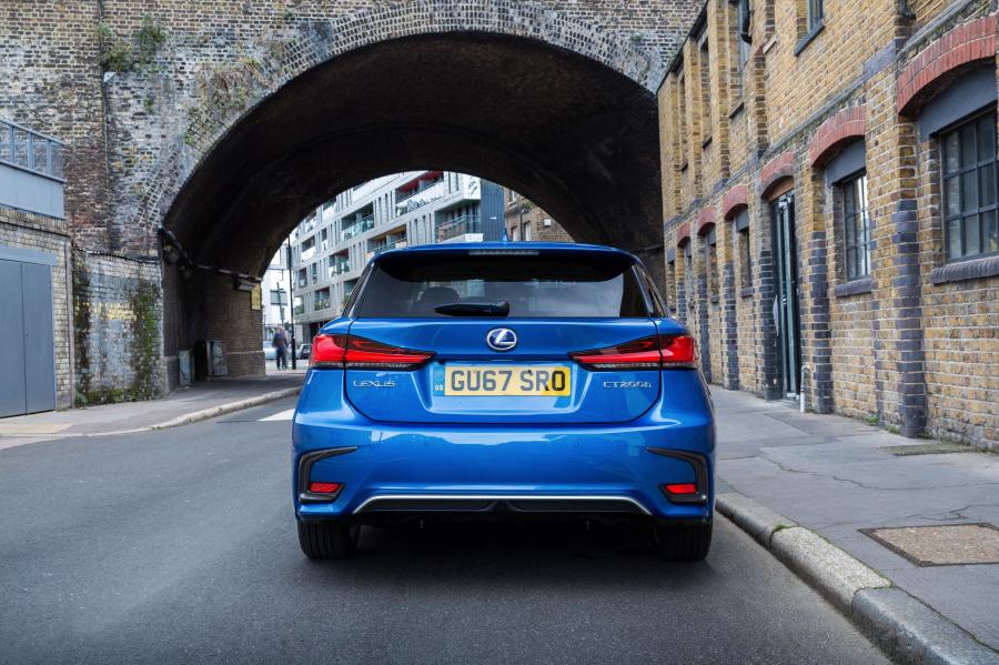  Lexus CT200h 2017 года  (UK) (фото 31 из 38)